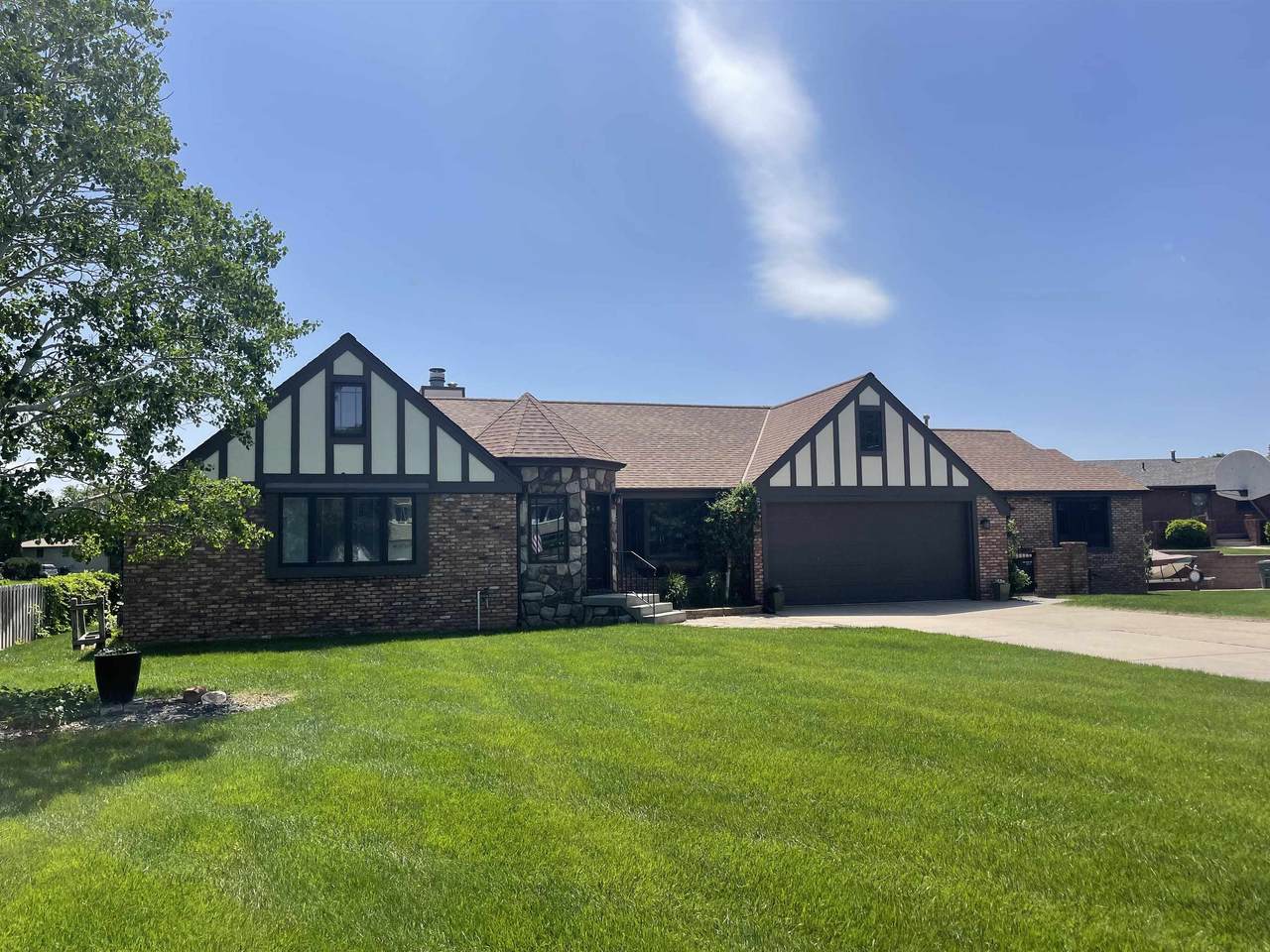 605 Shore Drive - Photo 1