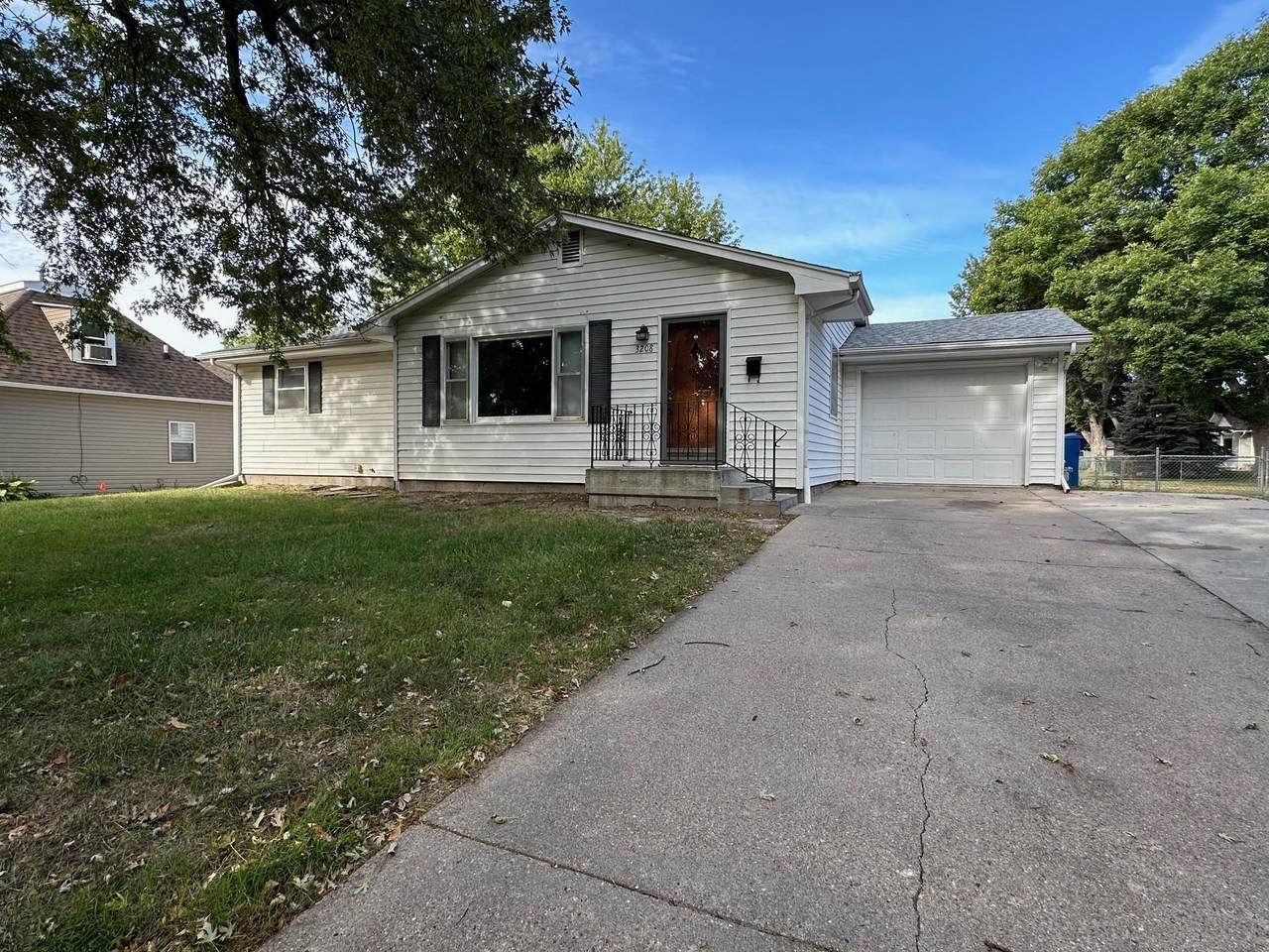 3208 E Avenue - Photo 1