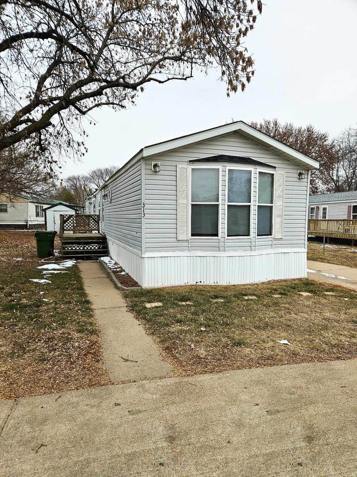 313 East Lawn - Photo 1