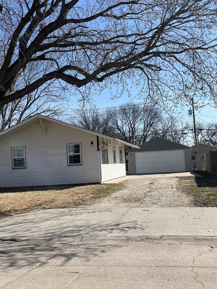 927 Lincoln Avenue - Photo 1
