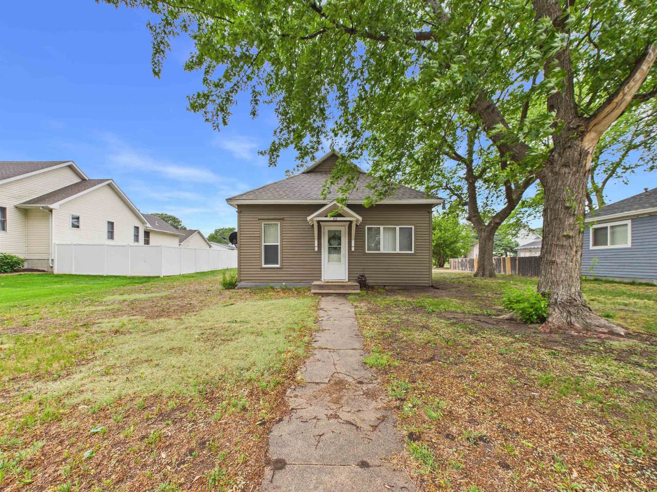 413 Commercial Avenue - Photo 1