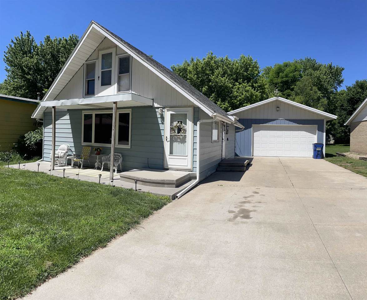 1910 B Avenue - Photo 1