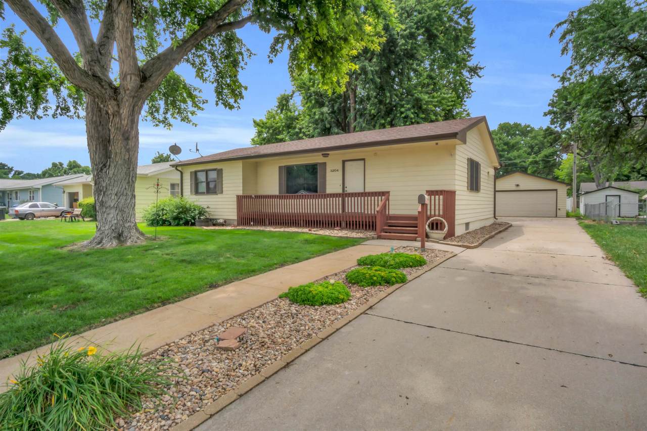 3204 L Avenue - Photo 1
