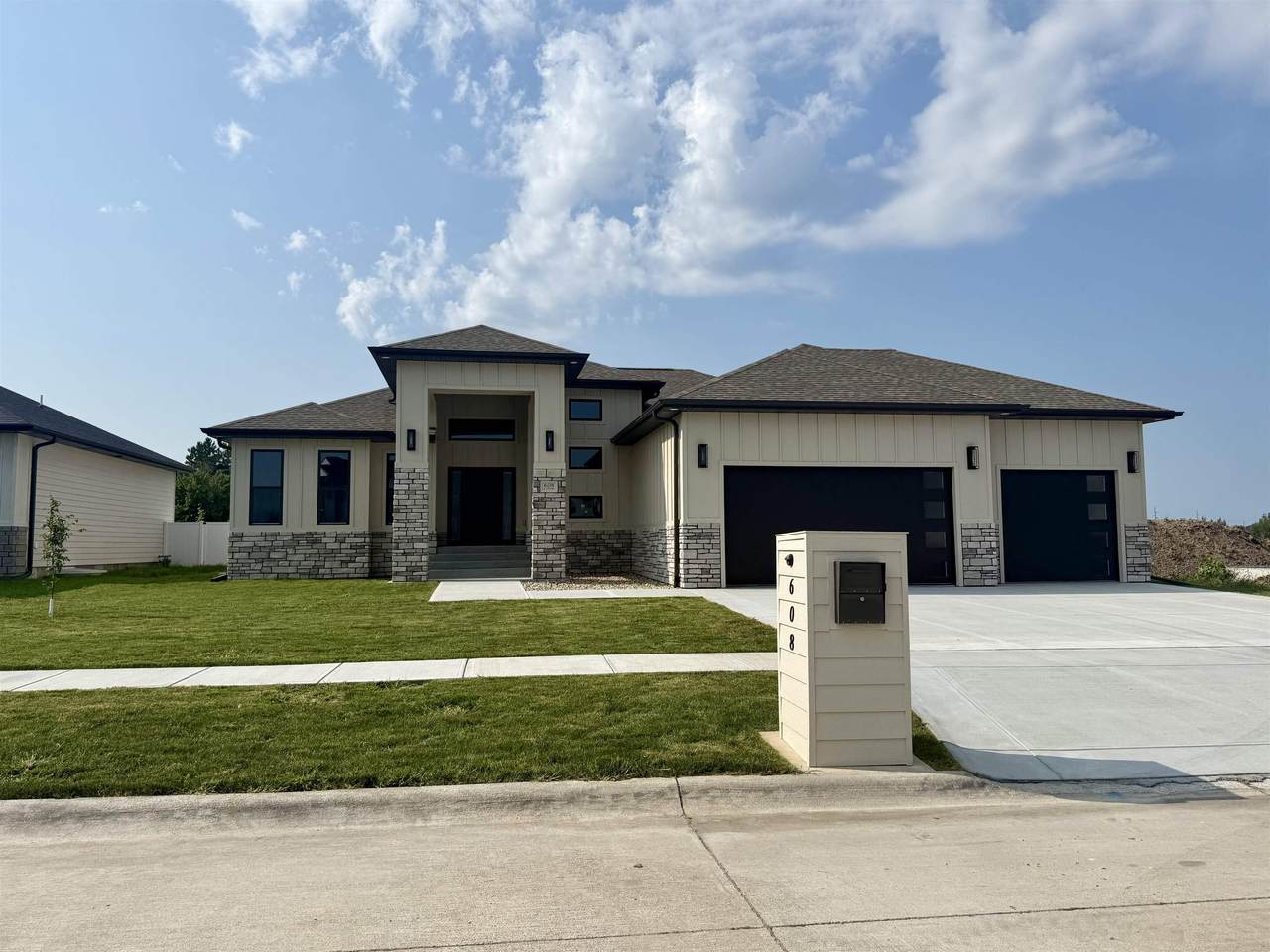 608 23rd Street - Photo 1
