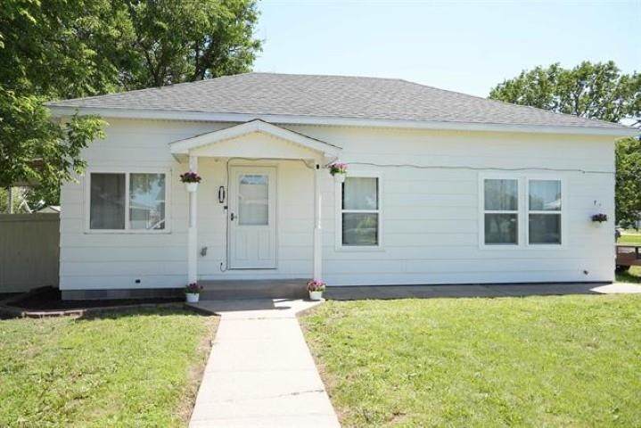 809 7th Street - Photo 1