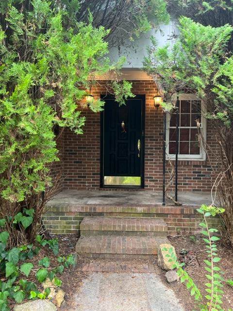 111 Colonial Rd - Photo 1