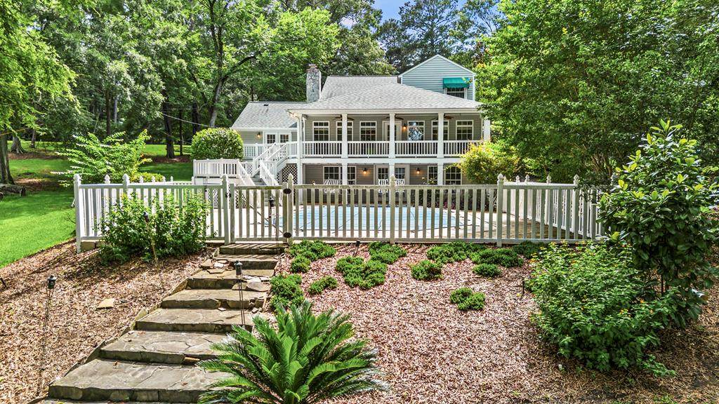 221 Commodore Dr Nw - Photo 1