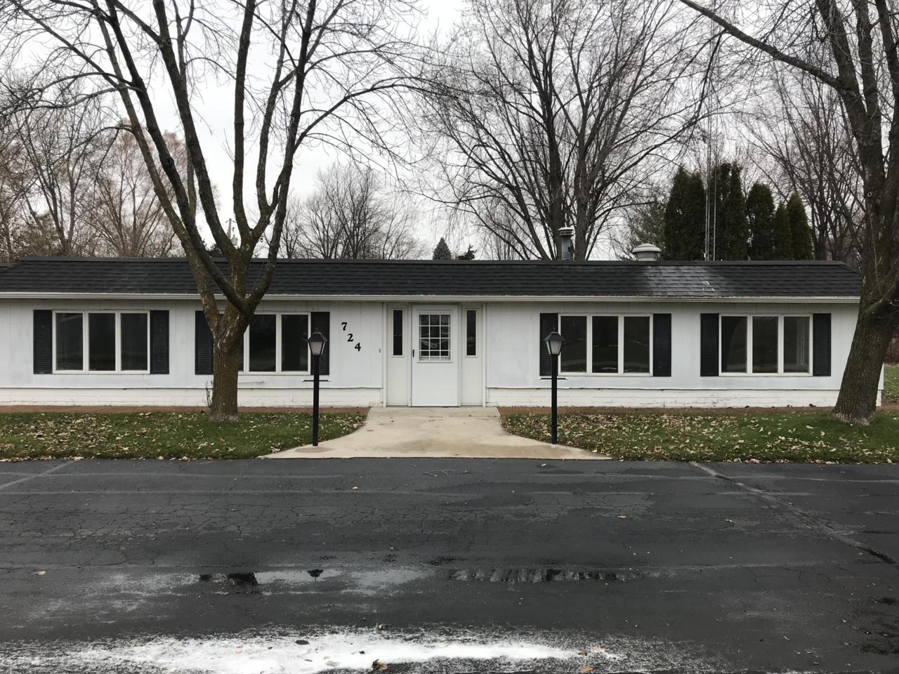 724 Lakeshore Dr - Photo 1