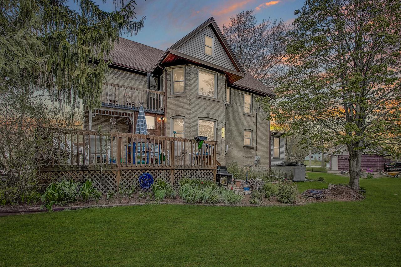 454 Montgomery St - Photo 1