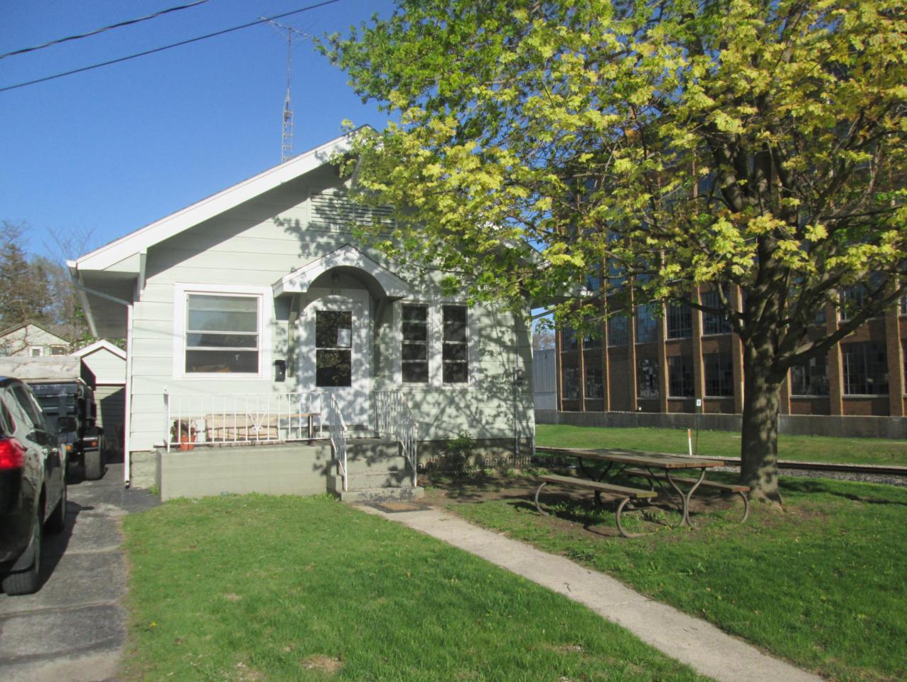 829 25th St - Photo 1