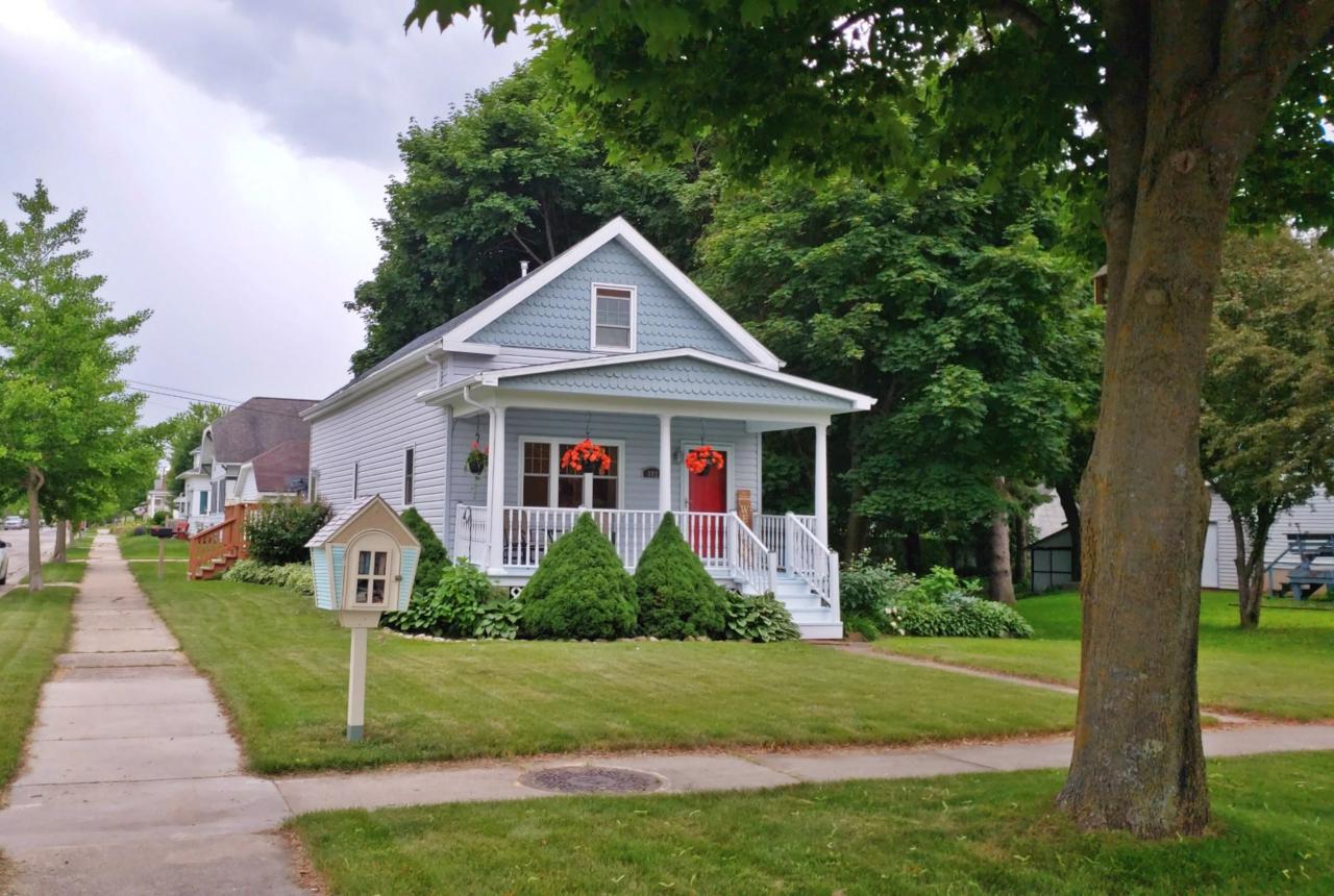 802 Center St - Photo 1