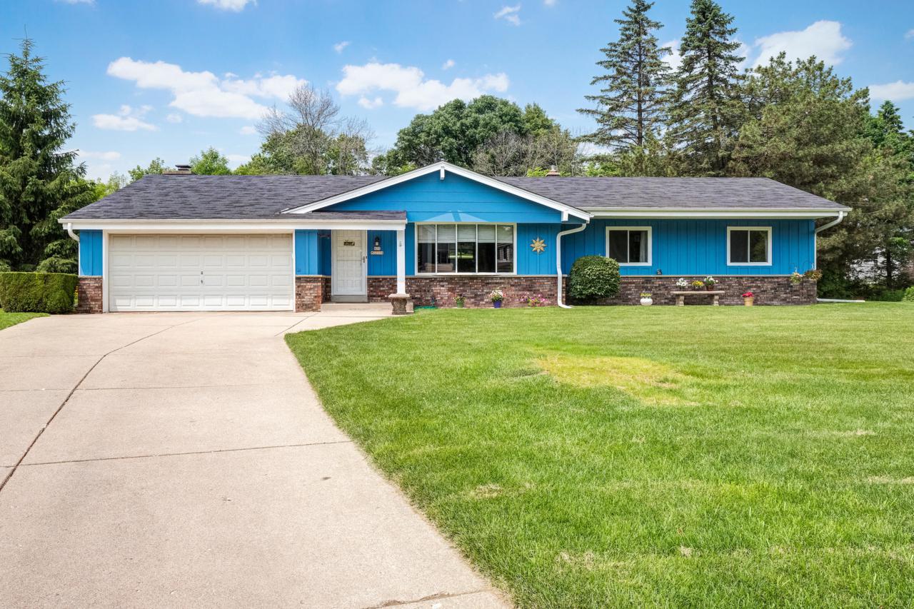N21W22339 Rosewood Ct - Photo 1