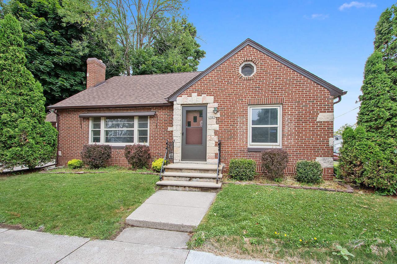 1902 Waldo Blvd - Photo 1