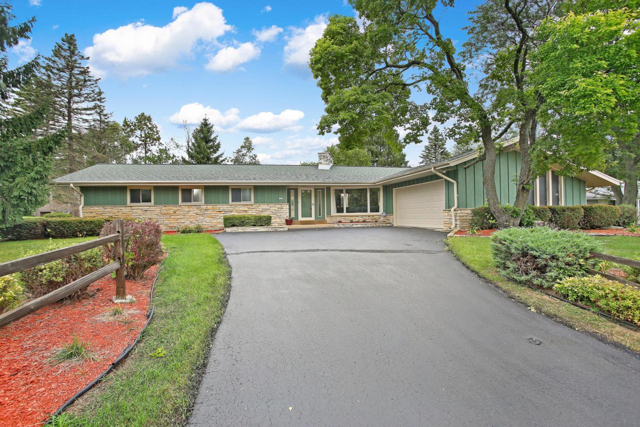 2420 Applewood Ln - Photo 1