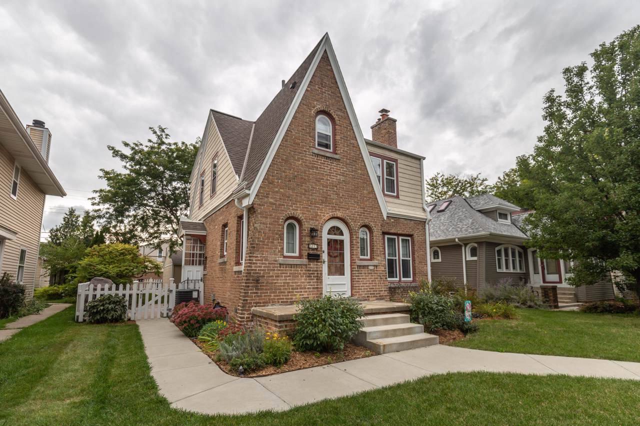 3213 42nd St - Photo 1