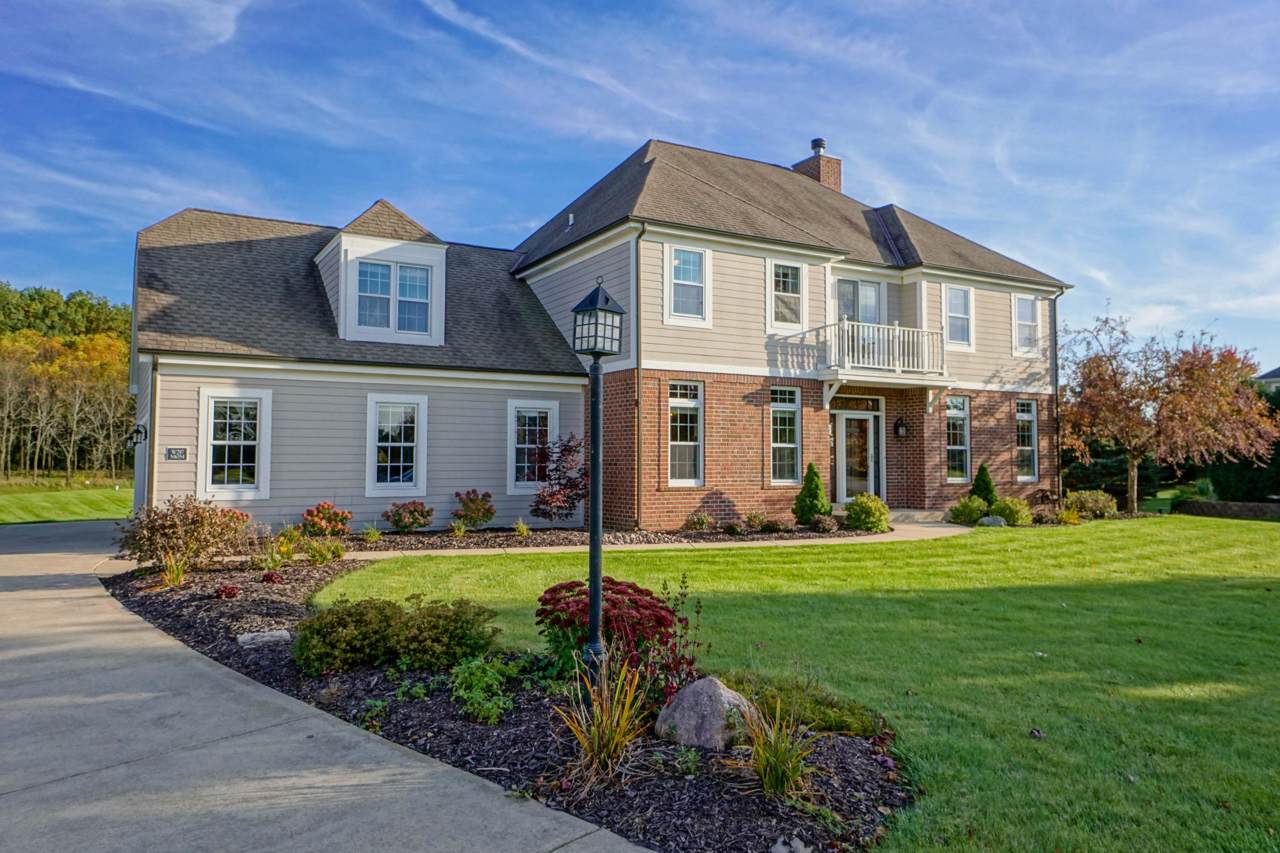 W287N6354 Broadwing Ct - Photo 1