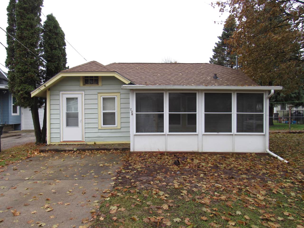 738 Walker St - Photo 1