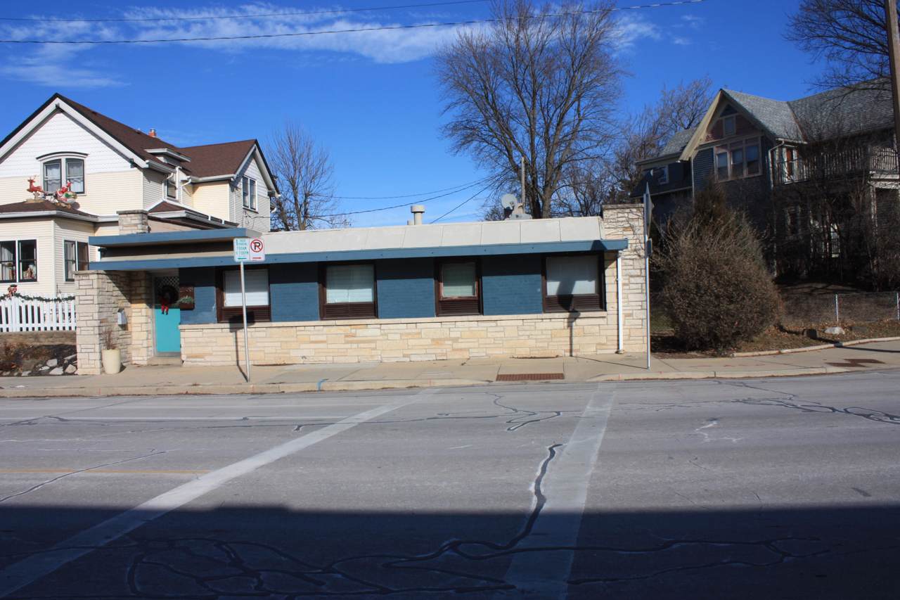 2738 Kinnickinnic Ave - Photo 1