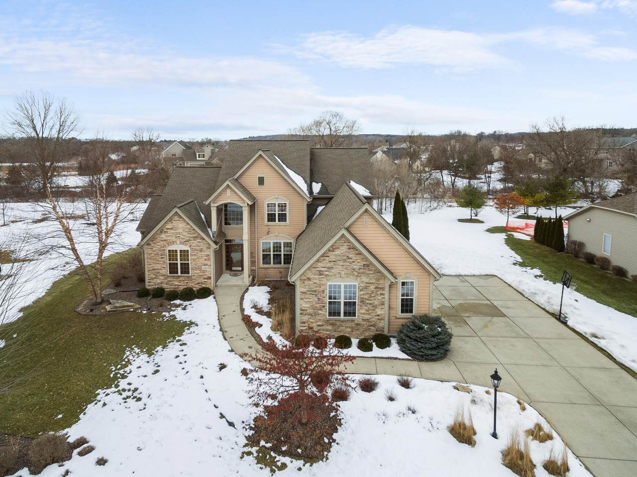 423 Brockway Dr - Photo 1