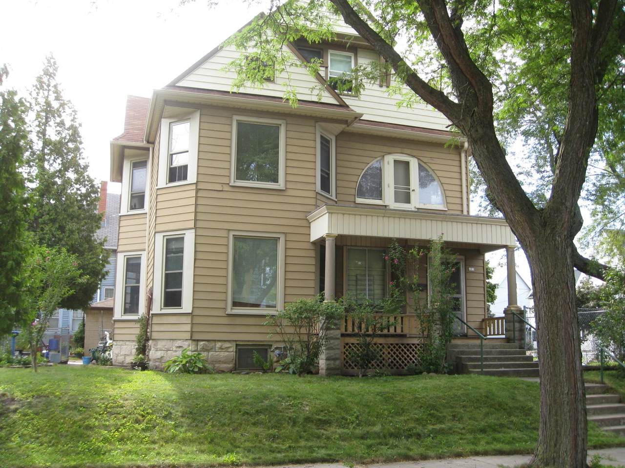 453 31st St - Photo 1