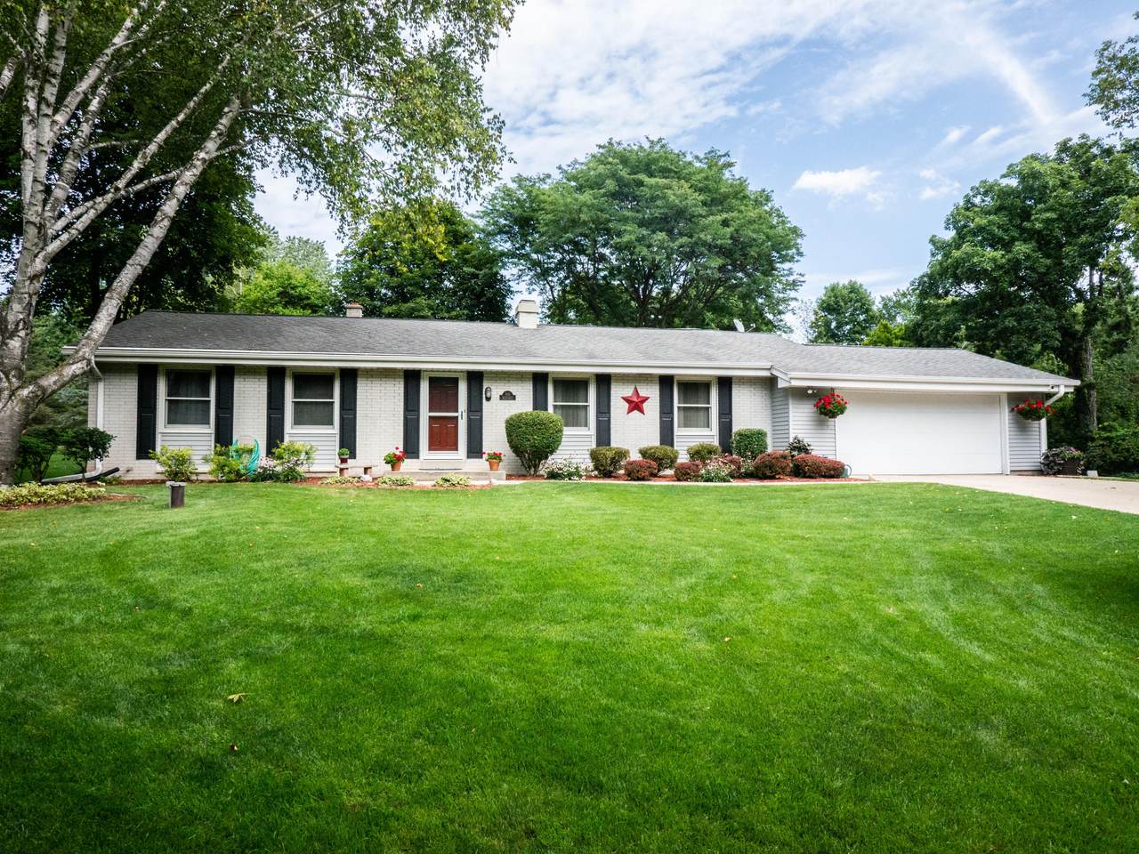 N69W20472 Orchard Ct - Photo 1
