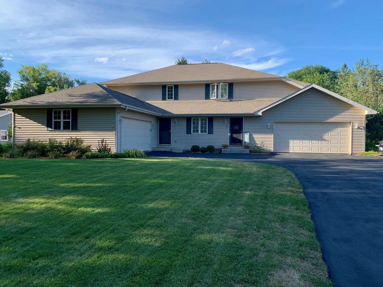 1023 Sunset Dr - Photo 1