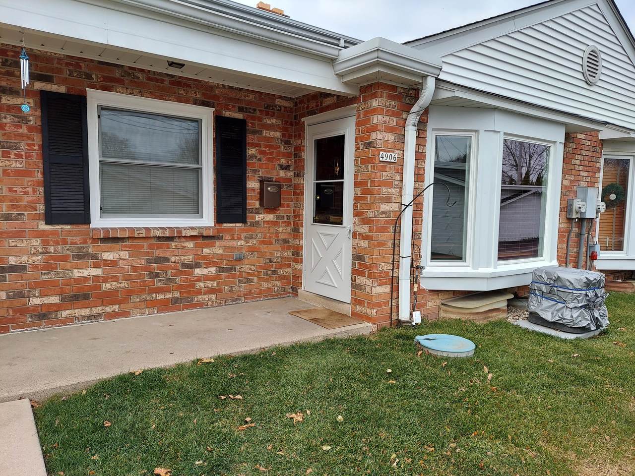 4906 Colonial Ct - Photo 1