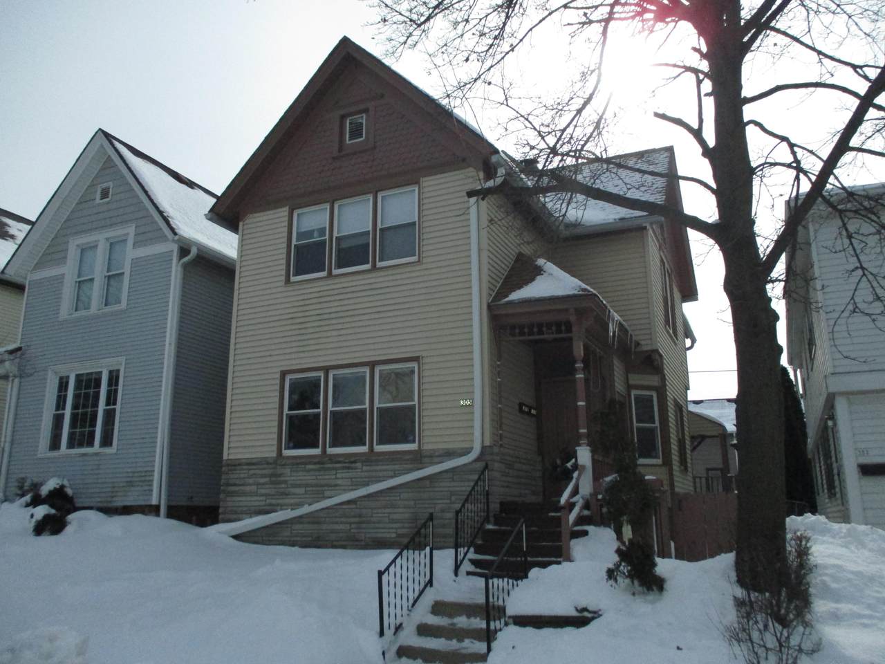305 Clarence St - Photo 1