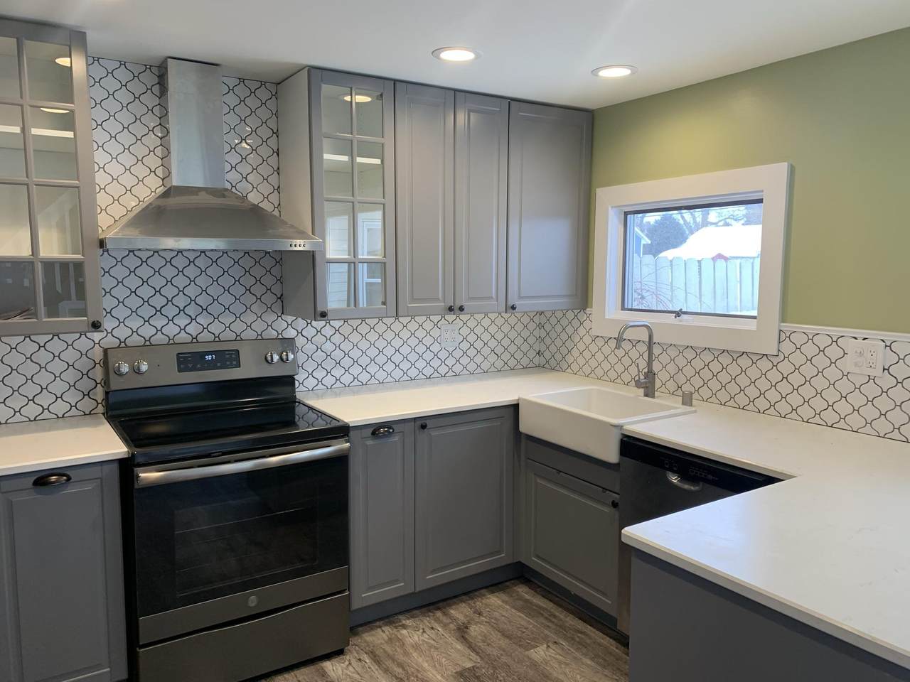 930 Henry St - Photo 1