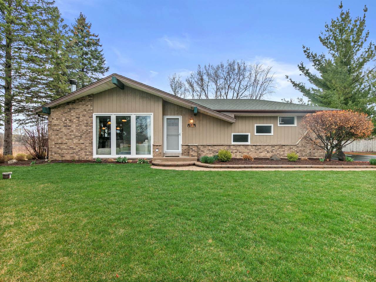 N56W18382 Evergreen Ln - Photo 1