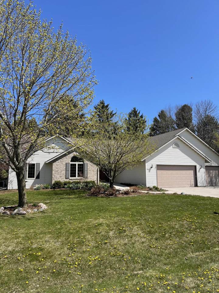 5721 Sherwood Dr - Photo 1