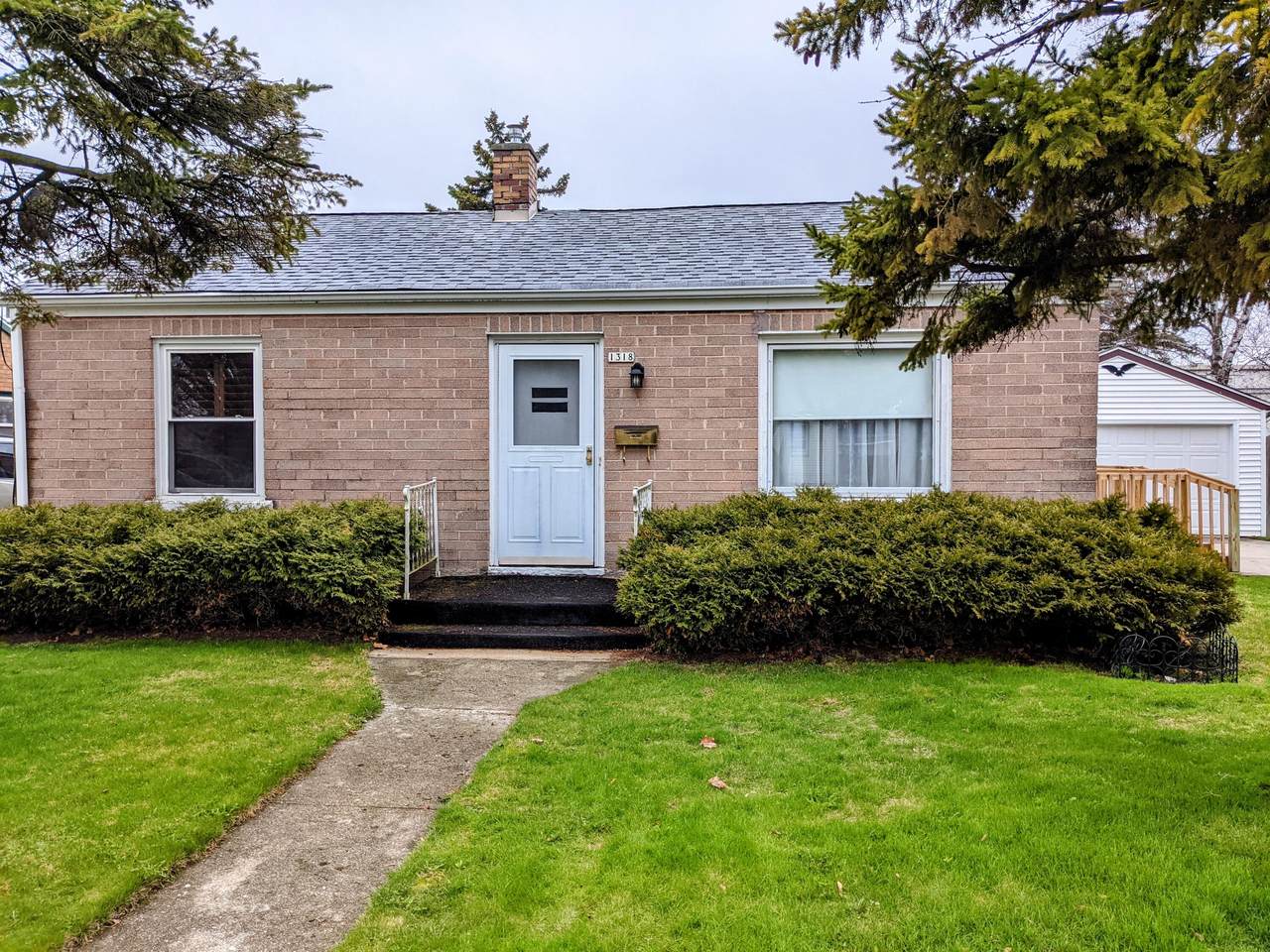 1318 32nd St - Photo 1