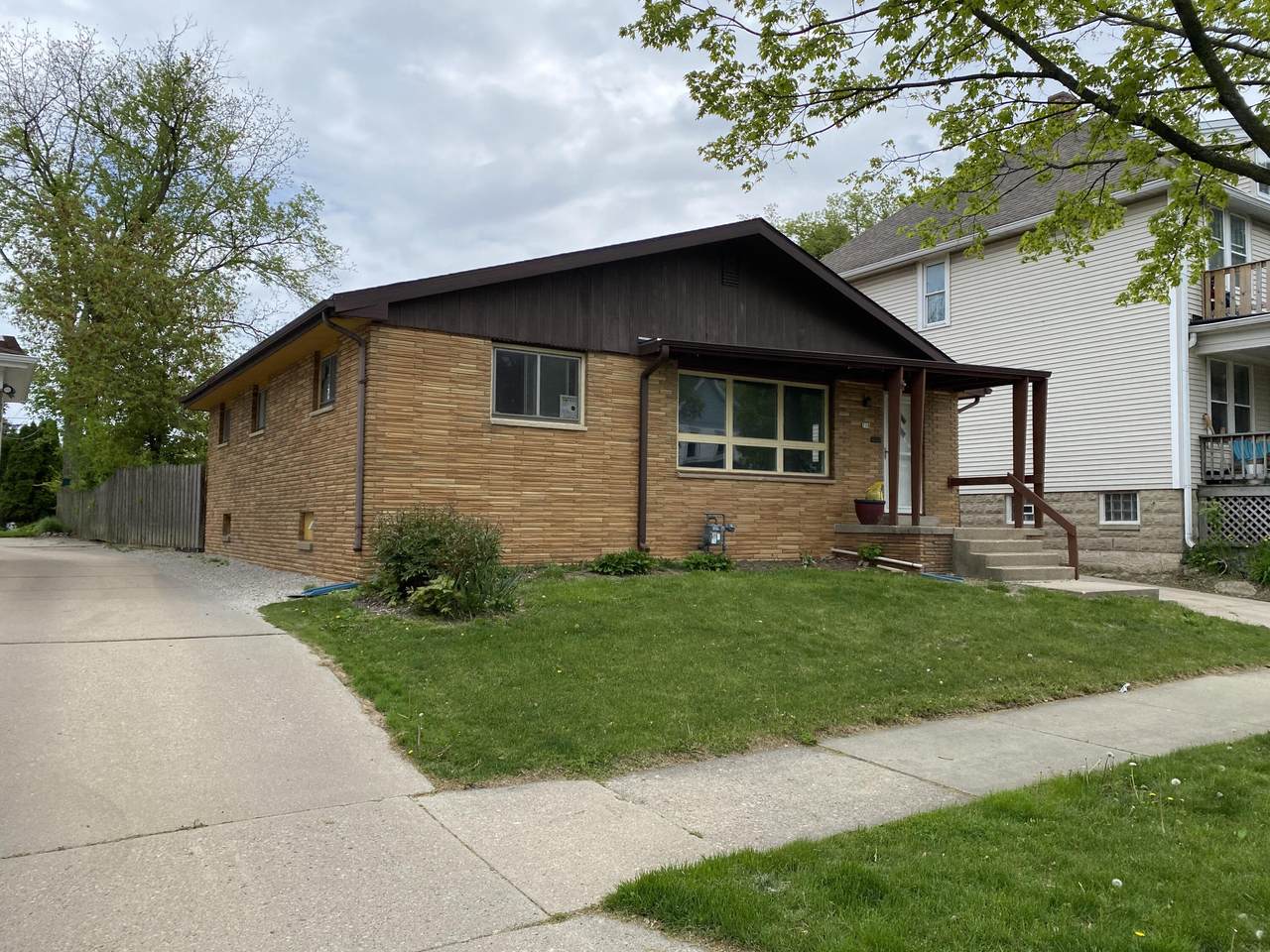 218 60th St - Photo 1