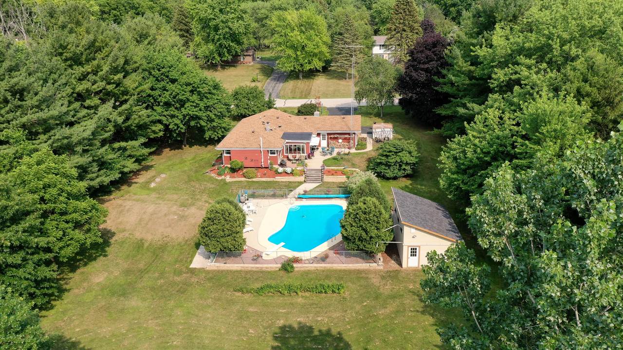W241S10055 Meadow Cir - Photo 1