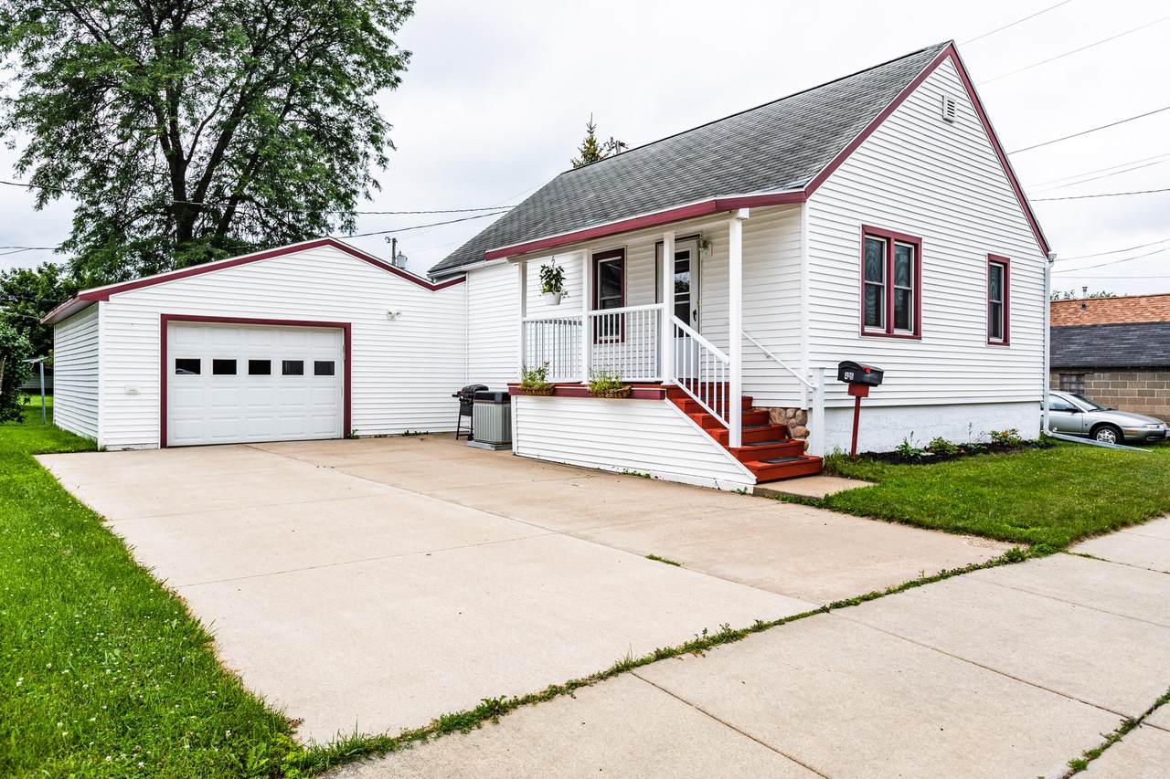 406 Benton St - Photo 1