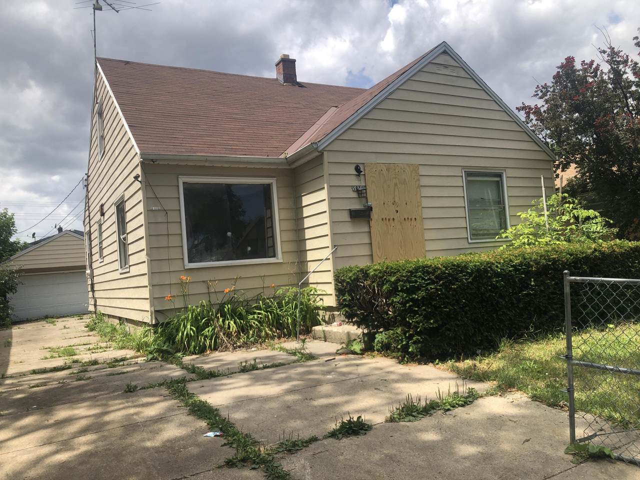5835 93rd St - Photo 1