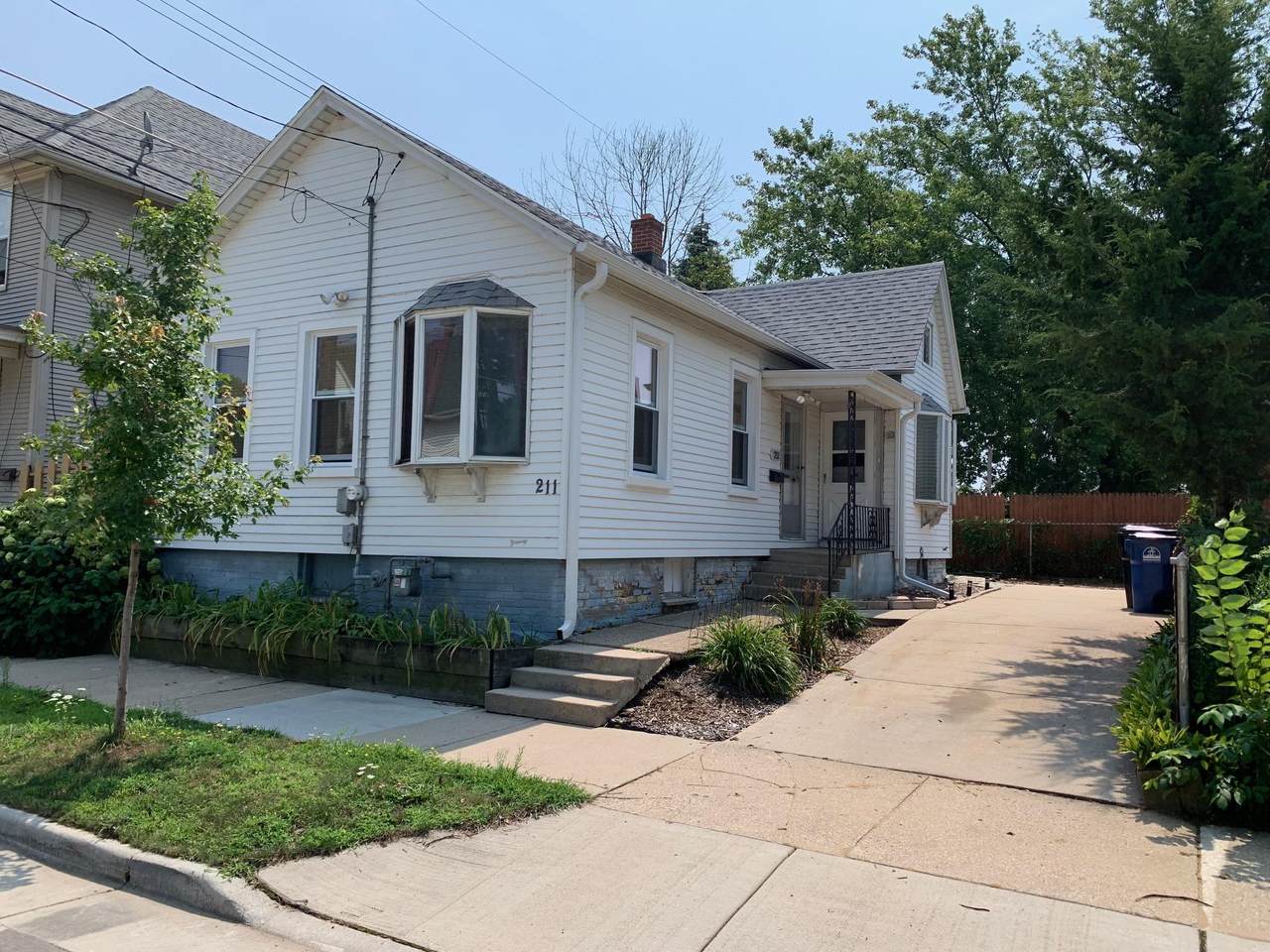 211 Kewaunee St - Photo 1