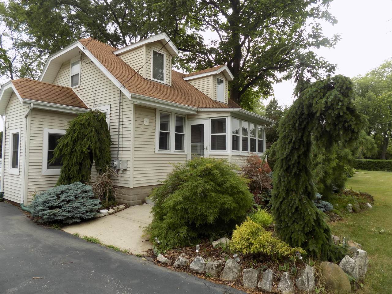5211 85th St - Photo 1