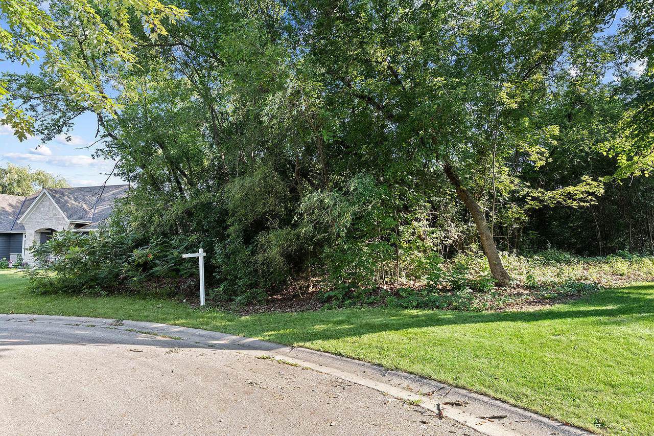 N30W22140 Woodfield Ct W - Photo 1