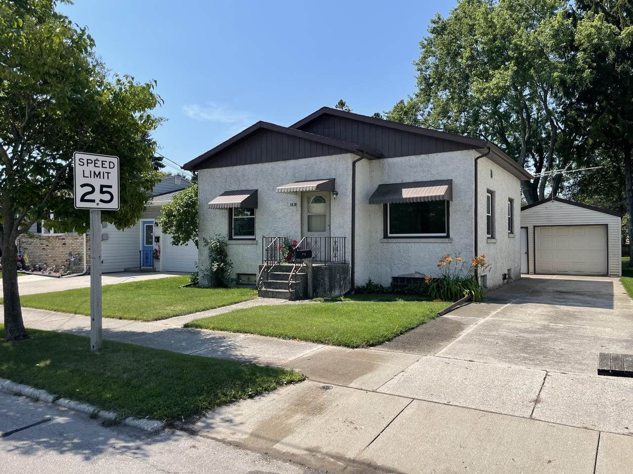 1618 Hawthorne Ave - Photo 1