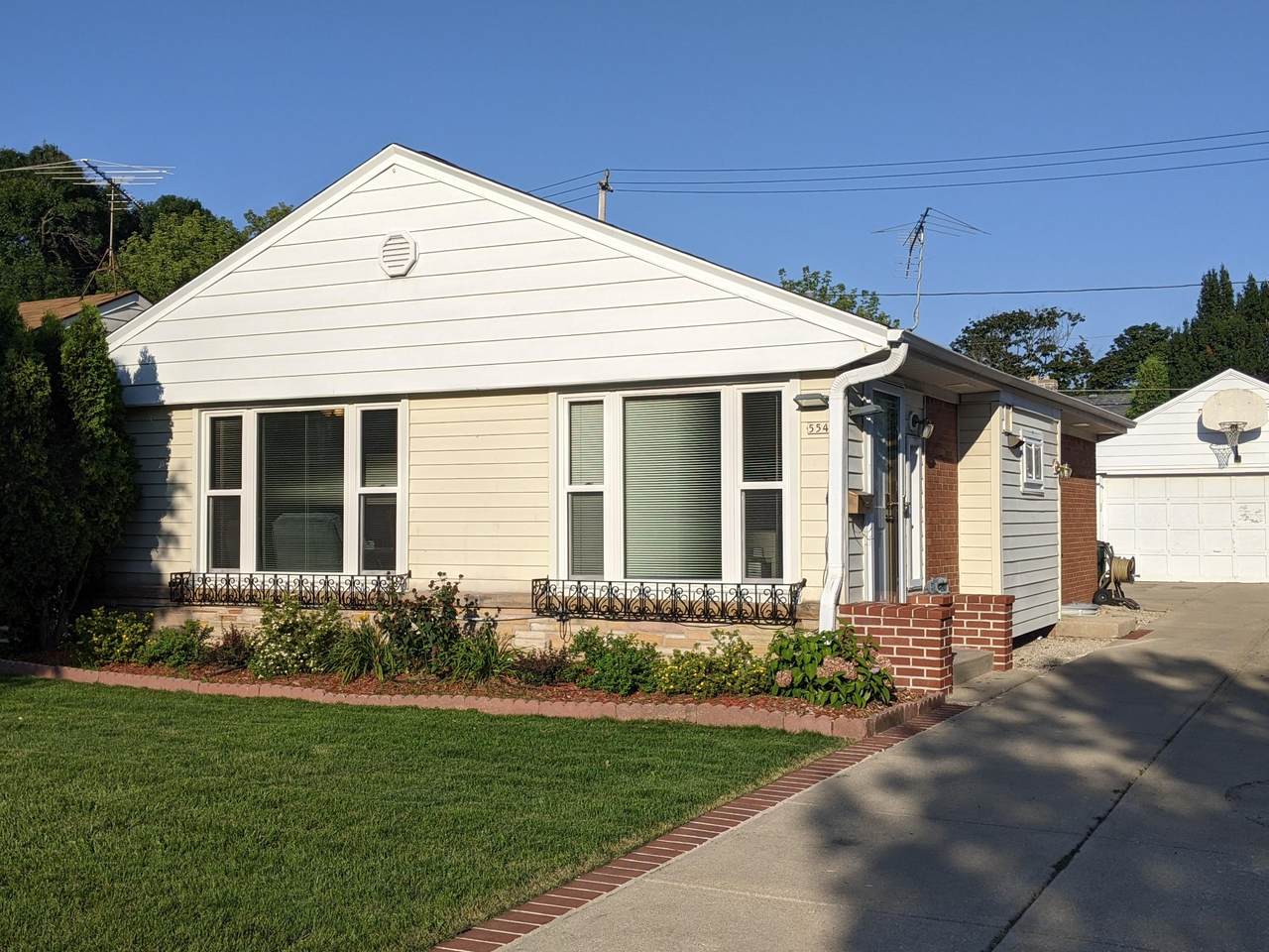 554 Robertson St - Photo 1
