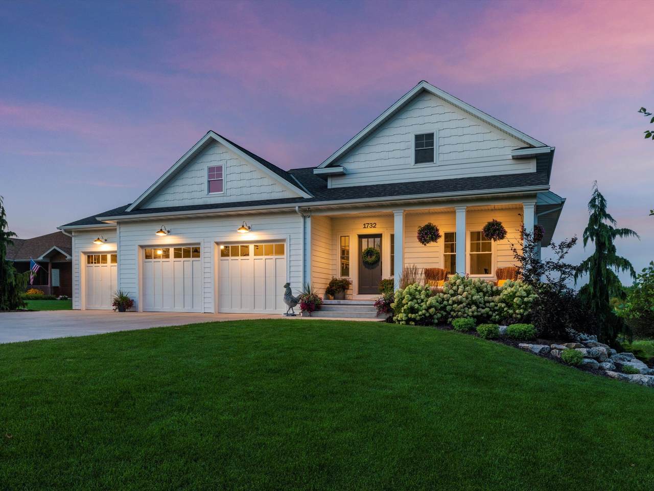 1732 Nagle Ave - Photo 1