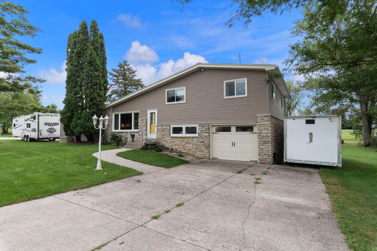 W1225 Hilltop Rd - Photo 1