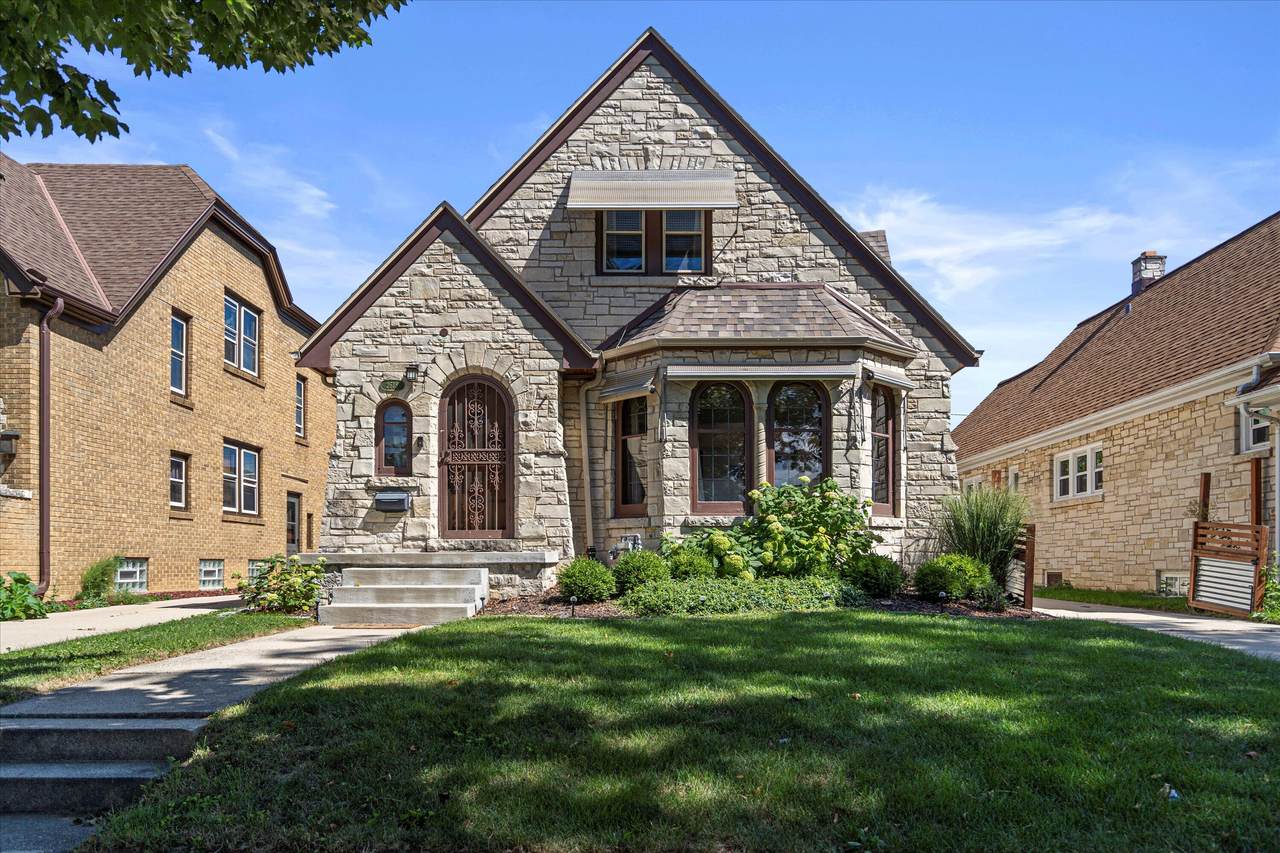 2618 62nd St - Photo 1
