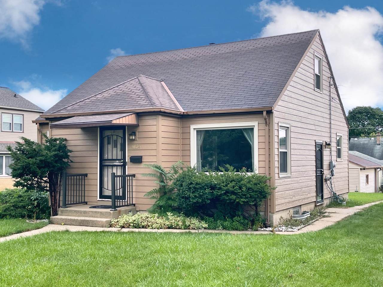 4634 69th St - Photo 1
