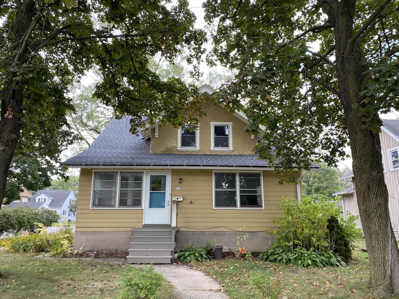 201 Harrison Ave - Photo 1
