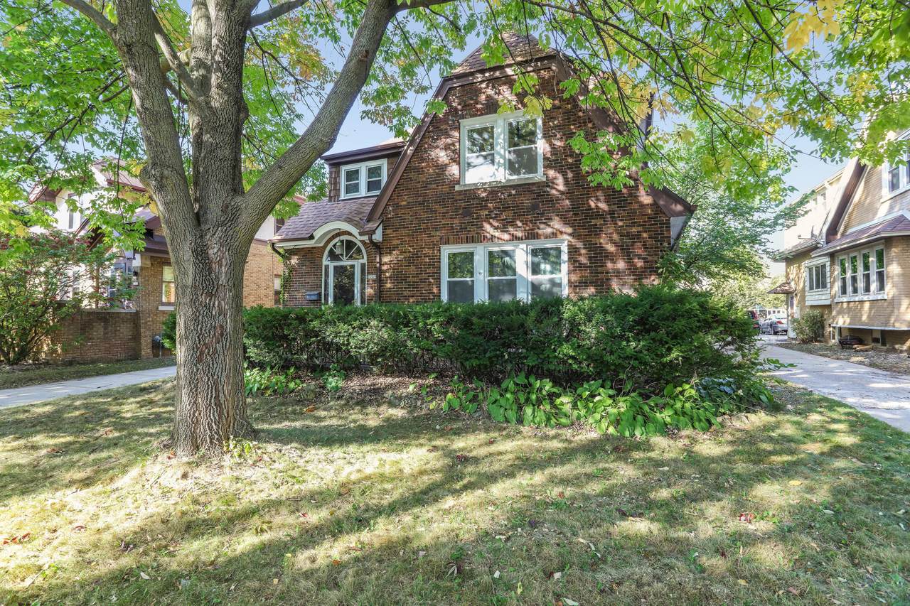 2209 60th St - Photo 1