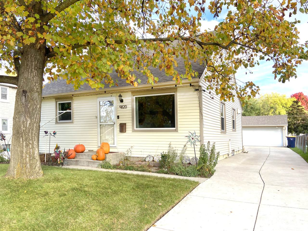 9820 Montana Ave - Photo 1