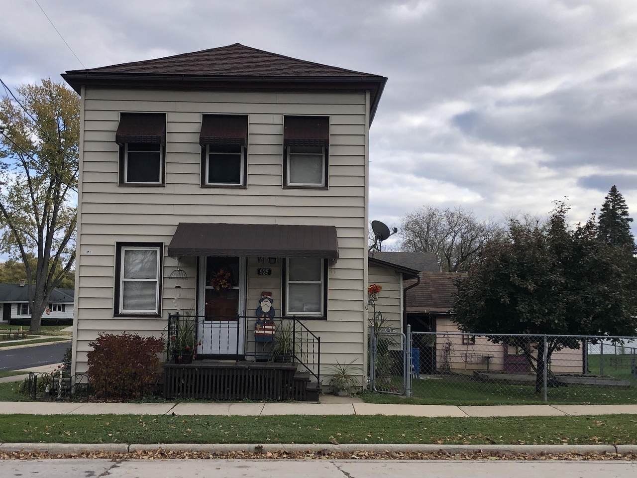 925 Fourth St - Photo 1