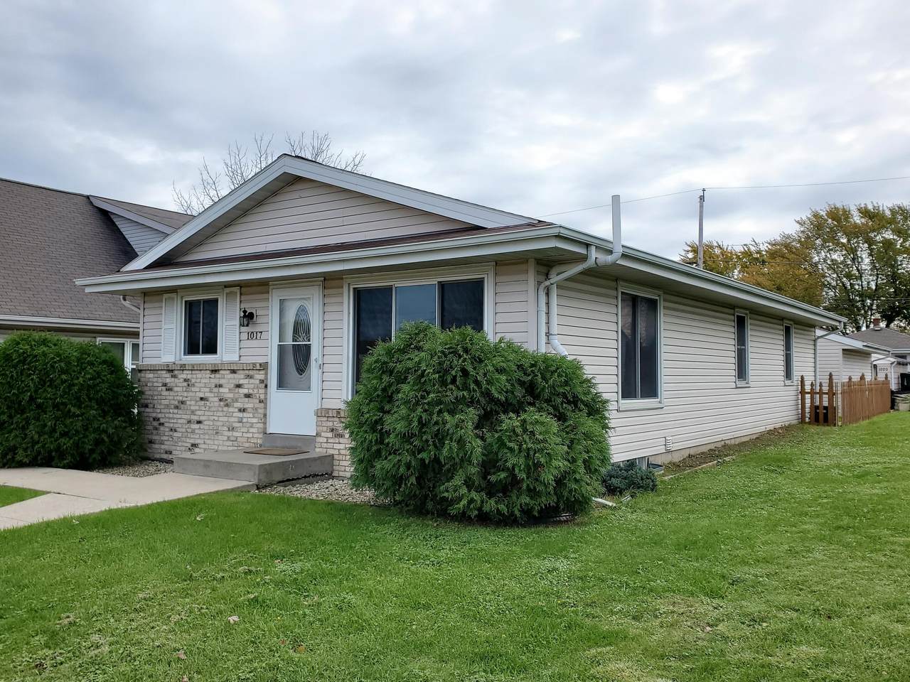 1017 Davis Ave - Photo 1